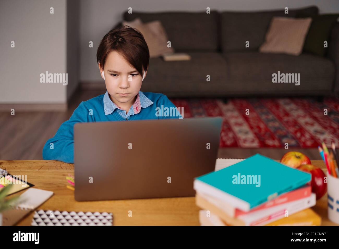 Un garçon de Preteen utilise un ordinateur portable pour faire des cours en ligne. E-Education à distance, enseignement à domicile. Banque D'Images