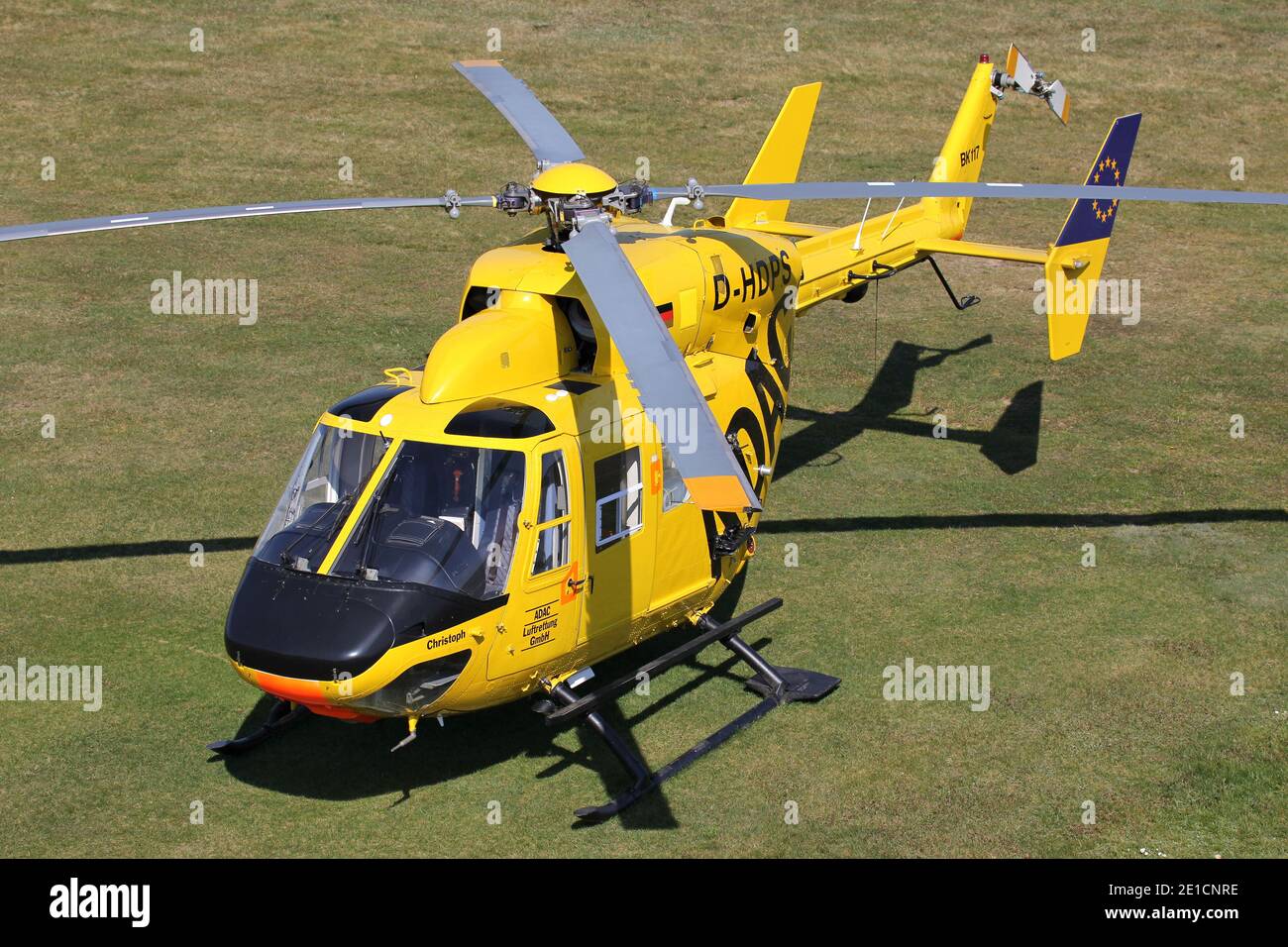 MBB BK 117B-2 hélicoptère de sauvetage ADAC Luftrettung avec enregistrement D-HDPS à l'aéroport de Bonn Hangelar. Banque D'Images