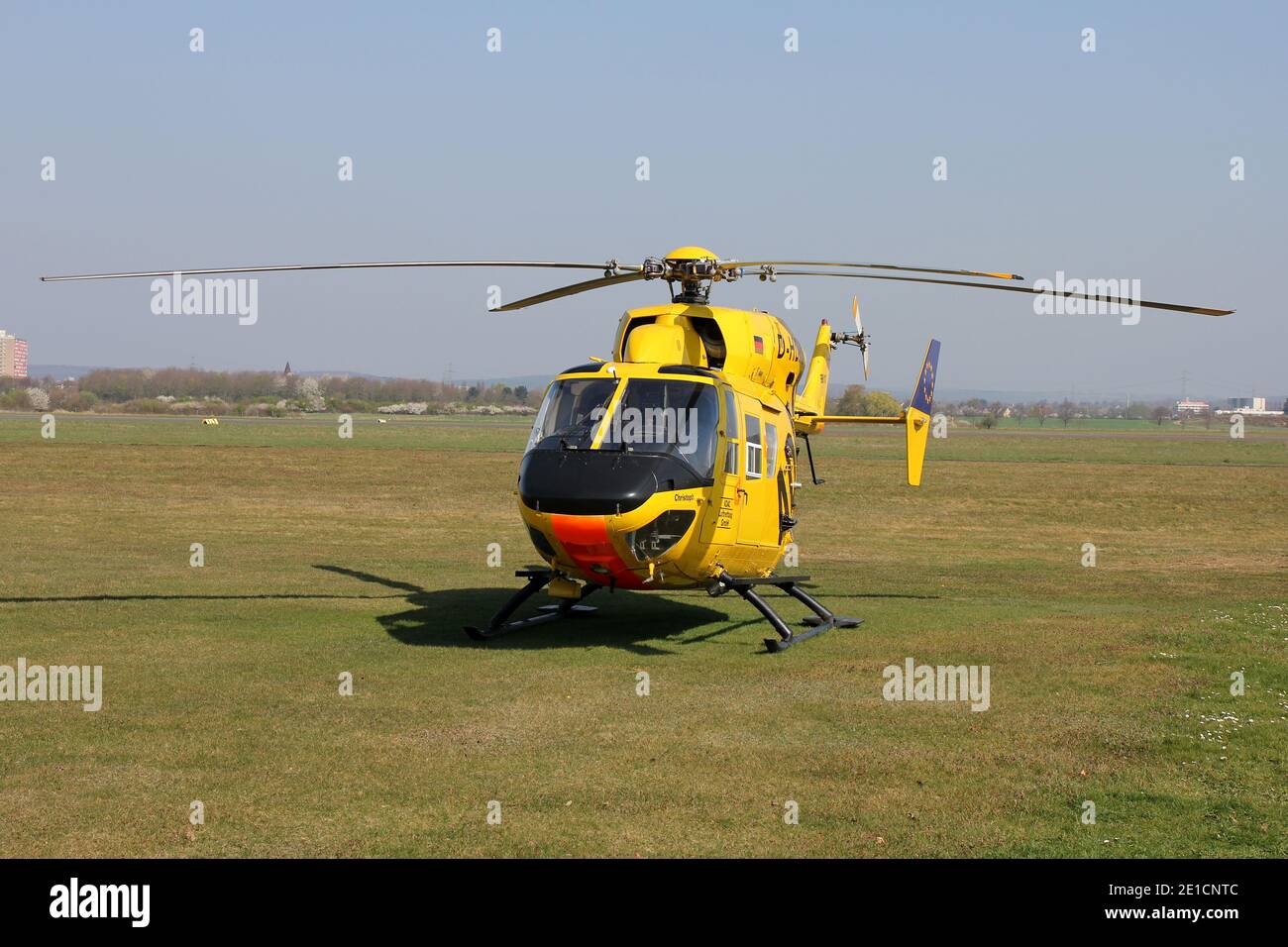 MBB BK 117B-2 hélicoptère de sauvetage ADAC Luftrettung avec enregistrement D-HDPS à l'aéroport de Bonn Hangelar. Banque D'Images
