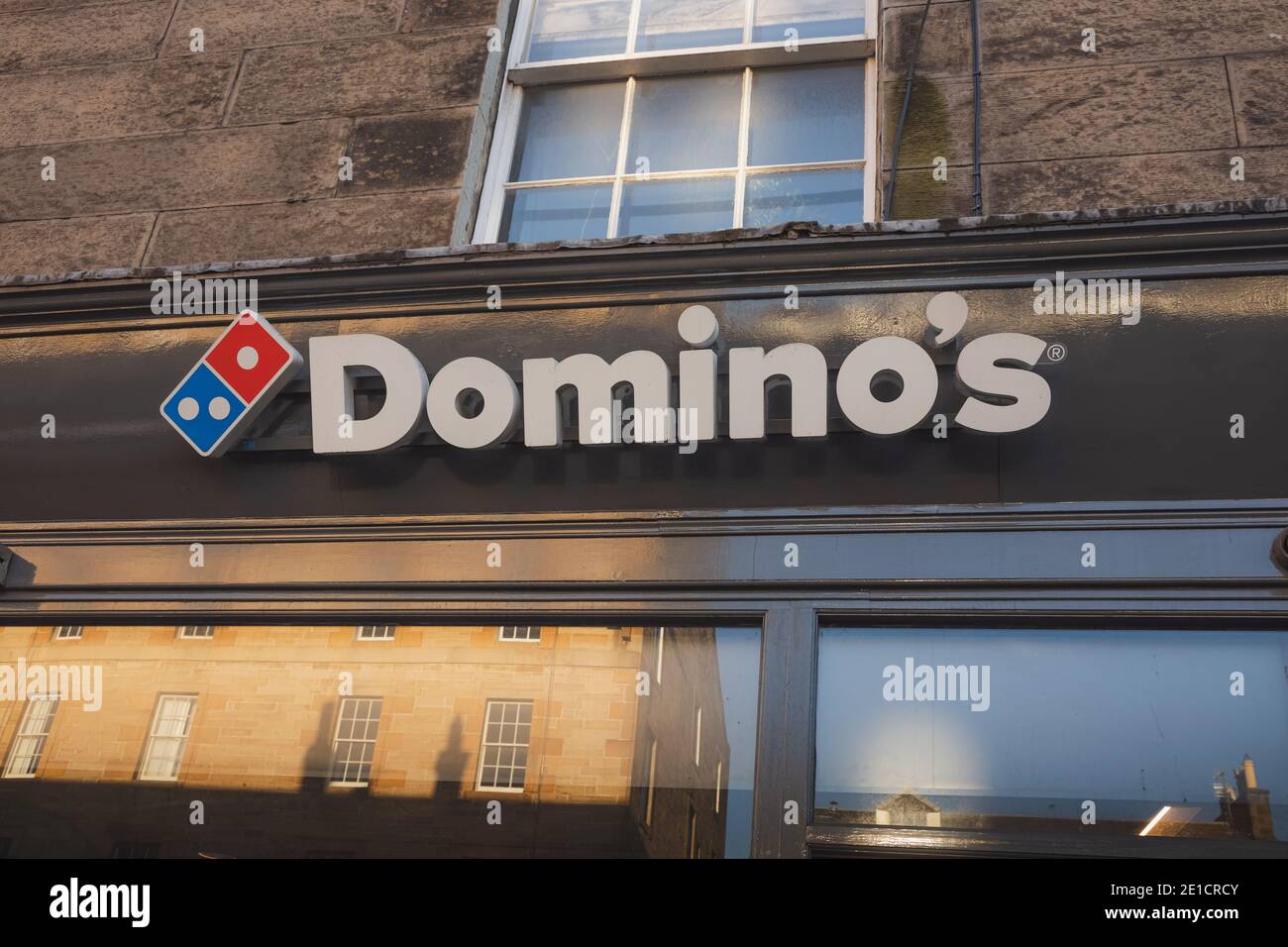 Édimbourg, Écosse - janvier 6 2021 : emplacement de Domino sur la place Raeburn à Stockbridge, Édimbourg. Domino's est l'une des plus grandes chaînes de pizzas au monde Banque D'Images