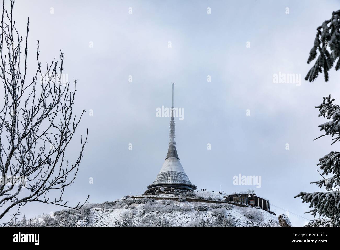 Couvert de neige. Vue sur la montagne d'hiver de la Jested avec un émetteur. Banque D'Images