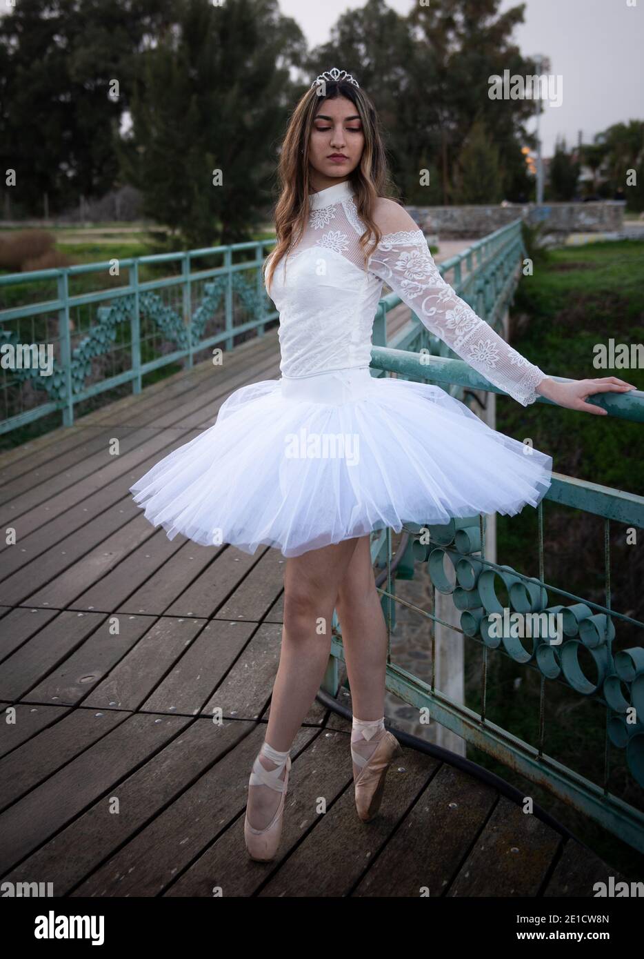 Adolescente ballerine portant une robe blanche et des chaussures de danse  ballerines à l'extérieur Photo Stock - Alamy