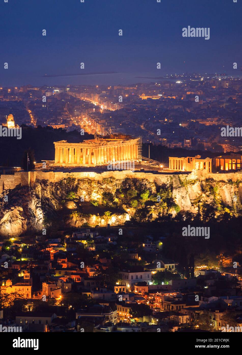 Acropole et Parthénon, destination Athènes Grèce. Vue aérienne verticale de la roche illuminée la nuit. Monument ancien avec lumières sur colonnes en marbre Banque D'Images