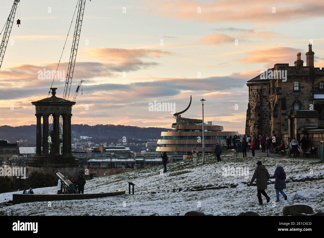 Le nouveau centre commercial St James Quarter est en spirale, avec une vue sur Calton Hill, Edinbugh. Pendant le soleil d'hiver avec neige de 2021 Banque D'Images
