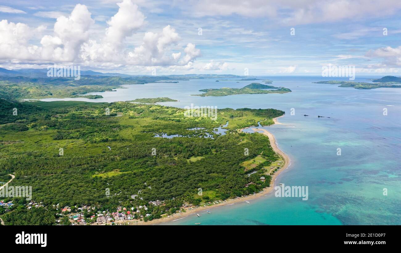 Paysage marin avec des îles tôt le matin, drone aérien. Magnifique paysage sur l'île de Luzon. Îles Caramoan, Philippines. Archipel malais Banque D'Images
