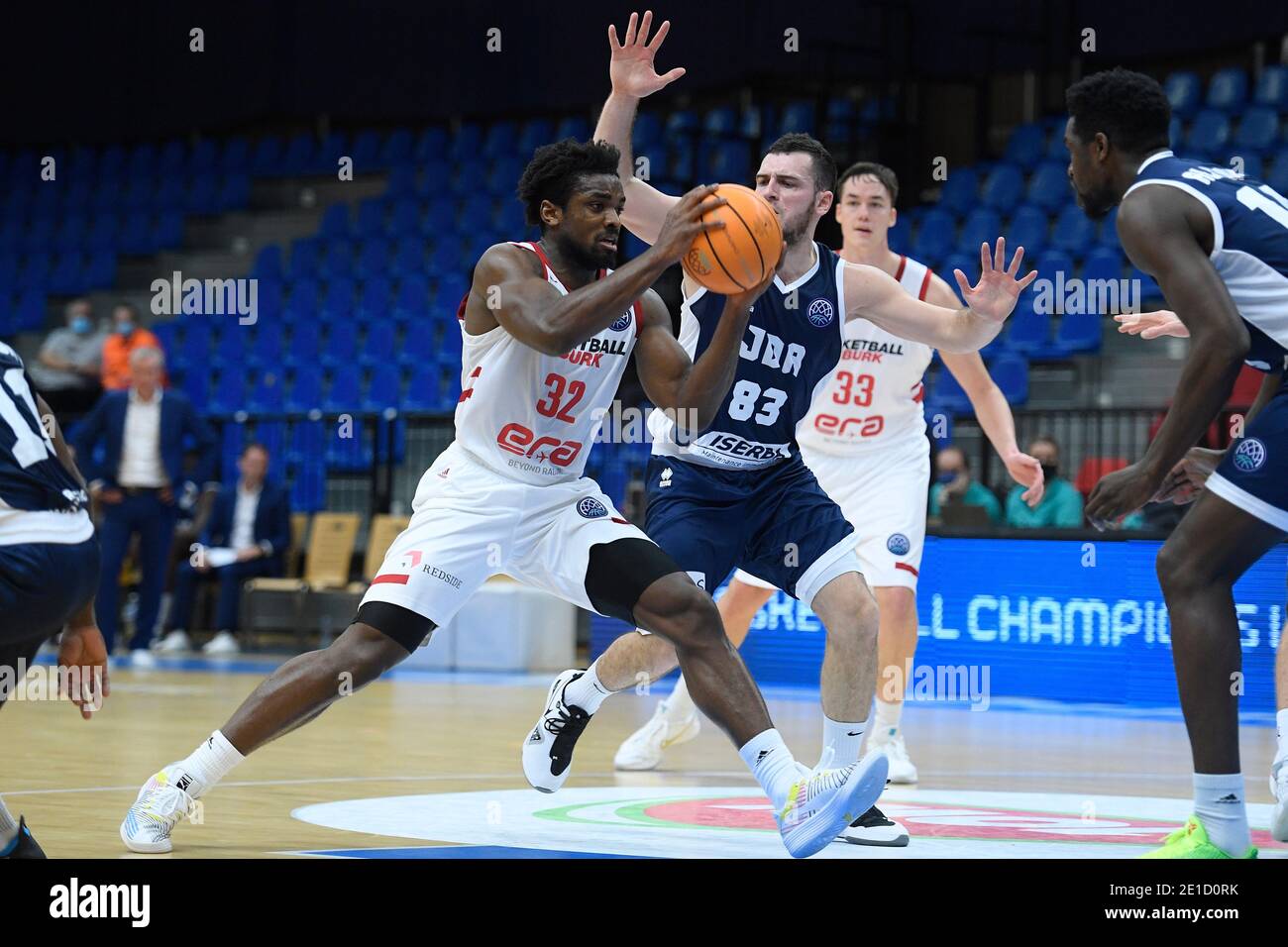 Nymburk, République tchèque. 6 janvier 2021. L-R Retin Obasohan (Nymburk) et Axel Julien (Dijon) en action lors de la Ligue des champions de basket-ball masculin, 5e manche, match du groupe B ERA Nymburk vs Dijon, joué à Nymburk, République Tchèque, le mercredi 6 janvier 2021. Crédit : Ondrej Deml/CTK photo/Alay Live News Banque D'Images