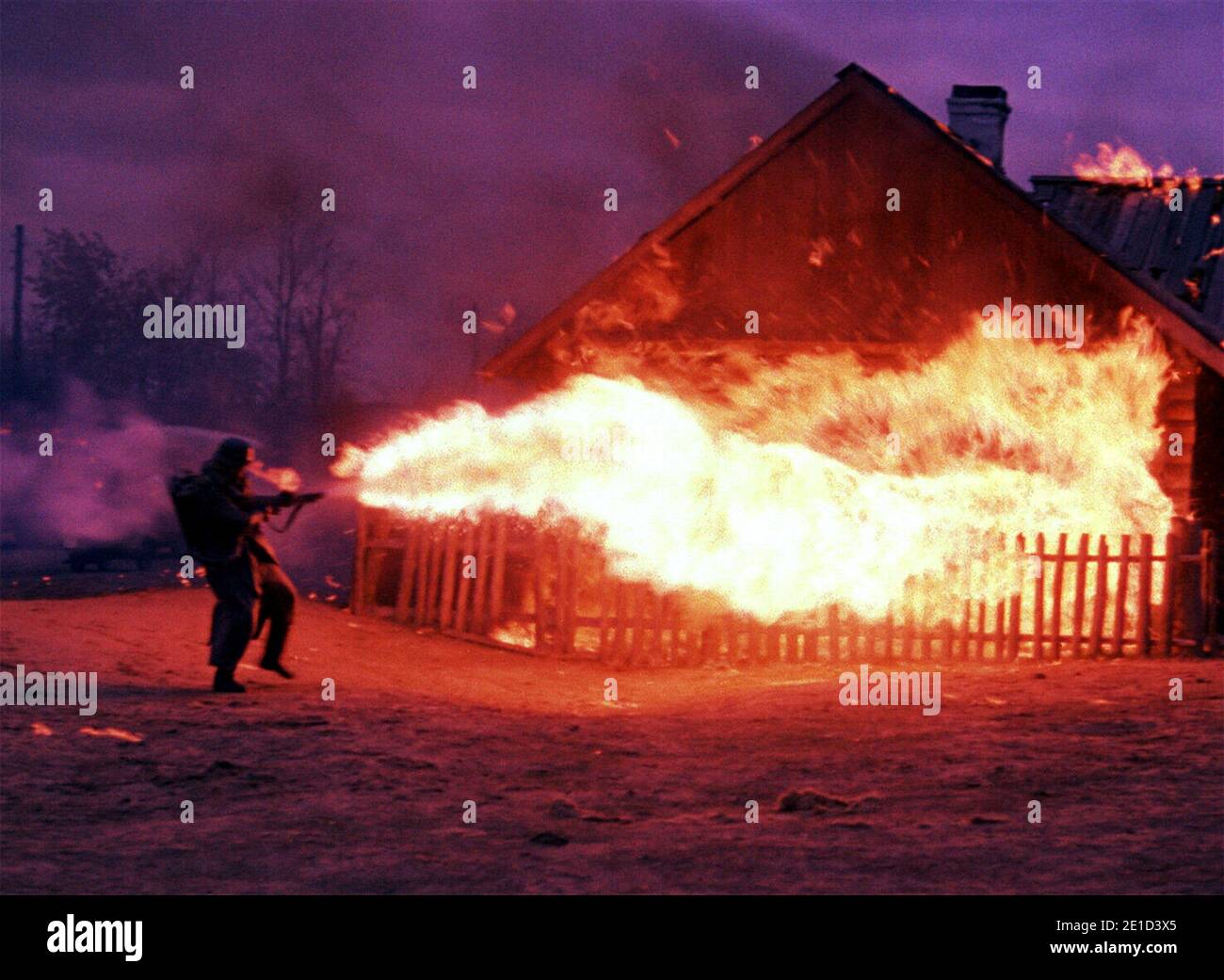 Come and See est un film soviétique anti-guerre réalisé en 1985 par Elem Klimov et avec Aleksei Kravchenko et Olga Mironova. Cette photographie est à usage éditorial exclusif et est le droit d'auteur de la compagnie de film et/ou le photographe assigné par la compagnie de film ou de production et ne peut être reproduite que par des publications en conjonction avec la promotion du film ci-dessus. Un crédit obligatoire pour la société de cinéma est requis. Le photographe doit également être crédité lorsqu'il est connu. Banque D'Images