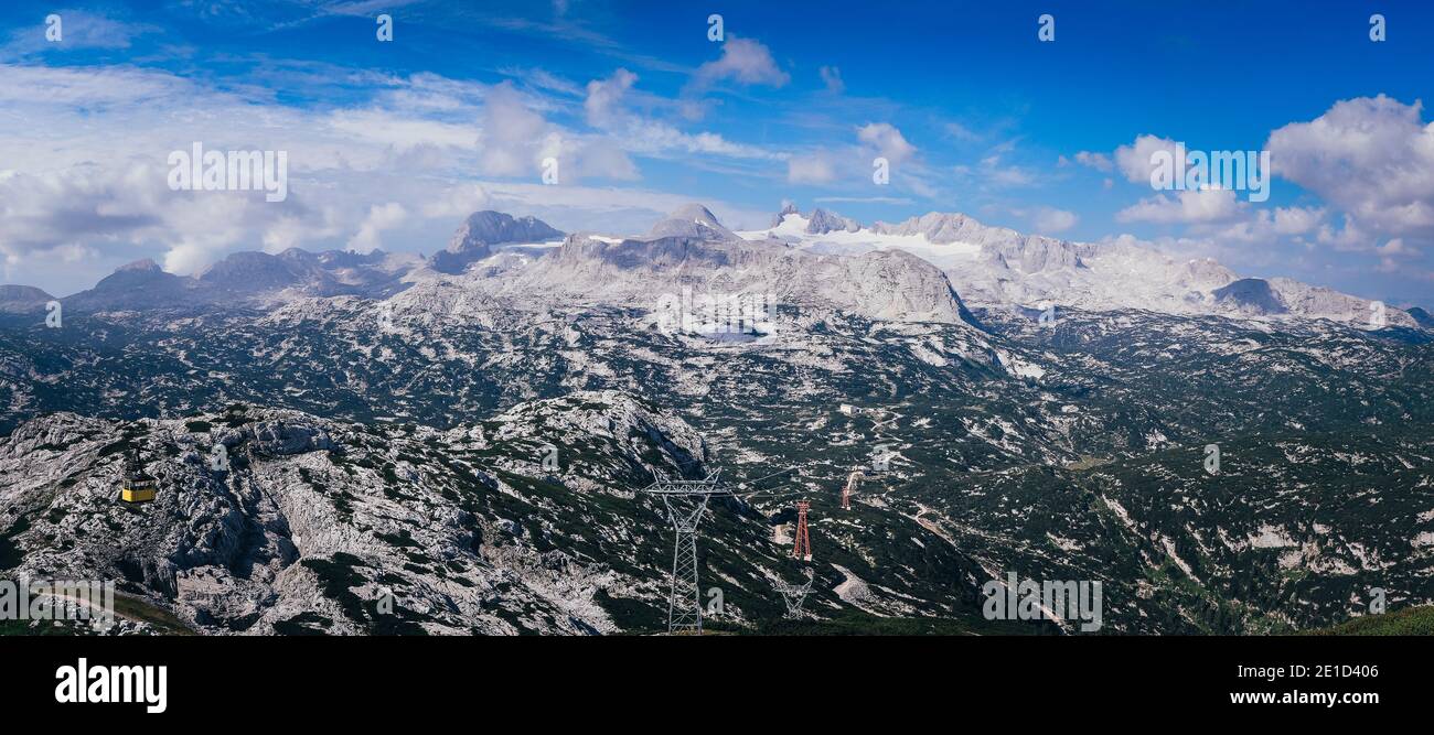 Gros plan sur la chaîne de montagnes de Dachstein depuis la célèbre place touristique Krippenstein lors d'une tempête imminente. Les Alpes autrichiennes. Hoher Dachstein. id Banque D'Images