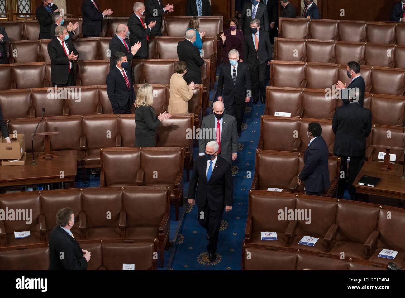 Washington DC, États-Unis. 06e janvier 2021. Les votes électoraux sont comptés lors d'une session conjointe du Congrès des États-Unis pour certifier les résultats de l'élection présidentielle de 2020 dans la Chambre des représentants des États-Unis dans le Capitole des États-Unis à Washington, DC, le mercredi 6 janvier 2021. Les républicains du Congrès ont annoncé qu'ils allaient contester les votes électoraux de six États pivots maximum.Credit: Rod Lamkey/CNP | usage Worldwide Credit: dpa Picture Alliance/Alay Live News Banque D'Images