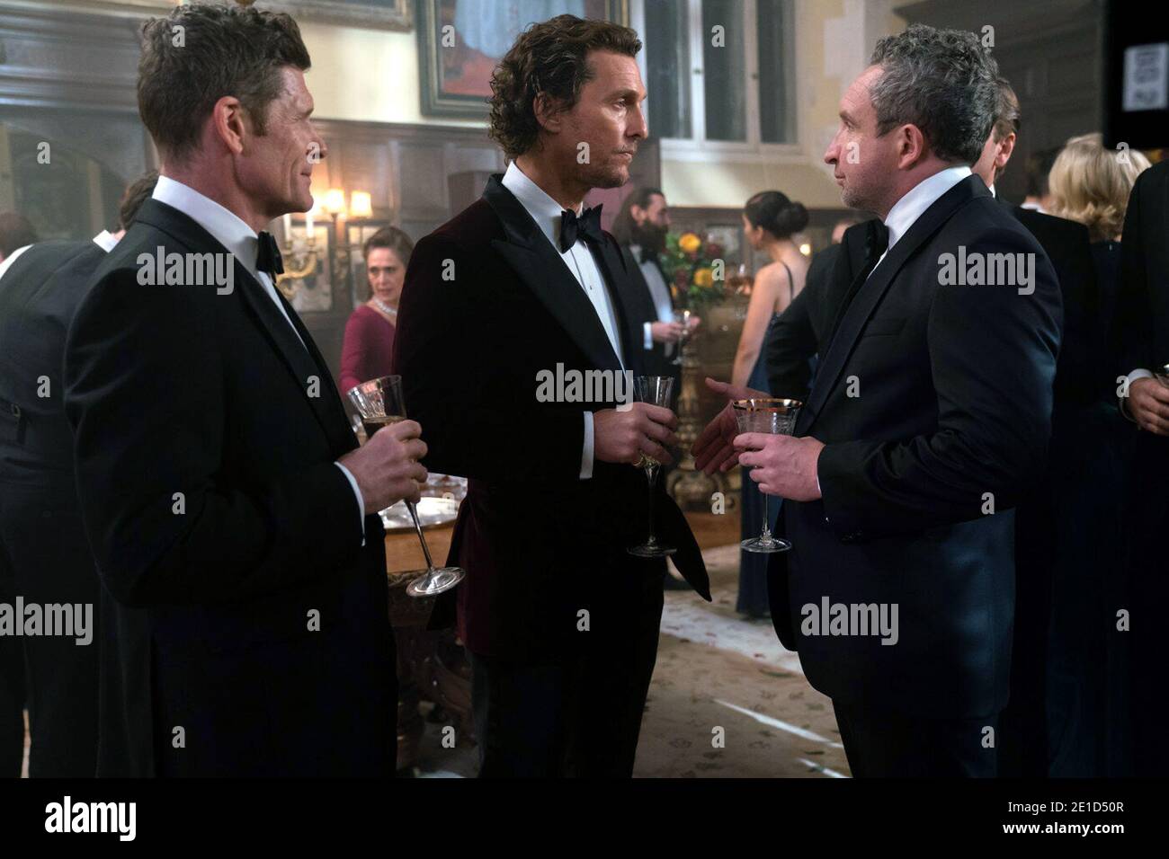 The Gentlemen est un film d'action humoristique britannique-américain de 2019 écrit, réalisé et produit par Guy Ritchie, à partir d'une histoire d'Ivan Atkinson, Marn Davies et Ritchie. Les stars de cinéma Matthew McConaughey, Charlie Hunnam, Henry Golding, Michelle Dockery, Jeremy Strong, Eddie Marsan, Colin Farrell et Hugh Grant. Cette photographie est à usage éditorial exclusif et est le droit d'auteur de la compagnie de film et/ou le photographe assigné par la compagnie de film ou de production et ne peut être reproduite que par des publications en conjonction avec la promotion du film ci-dessus. Un crédit obligatoire pour la société de cinéma est Banque D'Images