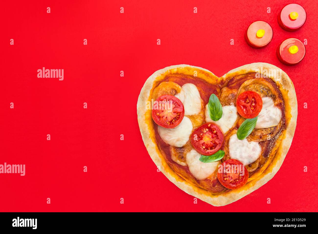 pizza avec forme de coeur pour la saint-valentin Banque D'Images