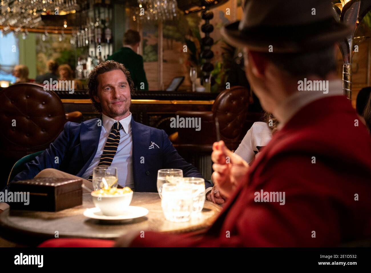 The Gentlemen est un film d'action humoristique britannique-américain de 2019 écrit, réalisé et produit par Guy Ritchie, à partir d'une histoire d'Ivan Atkinson, Marn Davies et Ritchie. Les stars de cinéma Matthew McConaughey, Charlie Hunnam, Henry Golding, Michelle Dockery, Jeremy Strong, Eddie Marsan, Colin Farrell et Hugh Grant. Cette photographie est à usage éditorial exclusif et est le droit d'auteur de la compagnie de film et/ou le photographe assigné par la compagnie de film ou de production et ne peut être reproduite que par des publications en conjonction avec la promotion du film ci-dessus. Un crédit obligatoire pour la société de cinéma est Banque D'Images