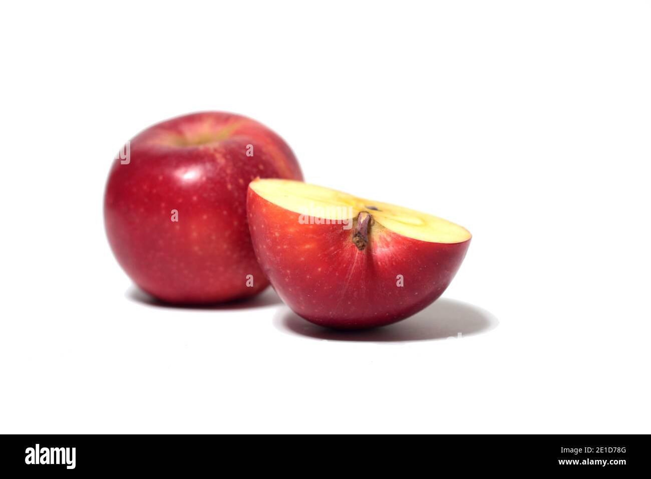 Pomme rouge entière et demi-morceau isolé sur fond blanc. L'image contient de l'espace de copie Banque D'Images