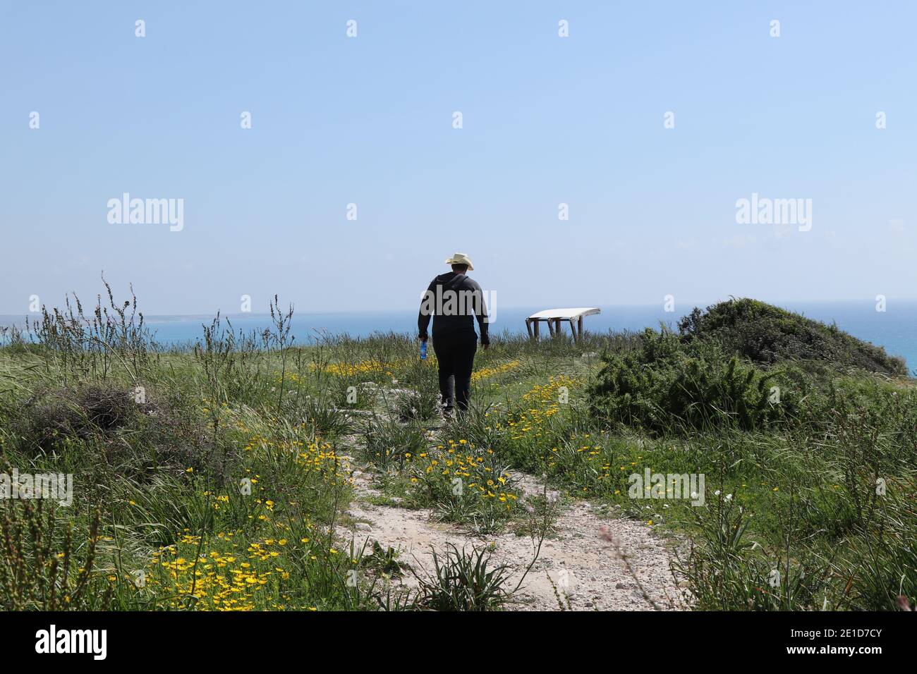 Touriste tchèque typique dans le parc de Kourion antique, à Episkopi, Chypre. Le voyageur a une vue imprenable sur la mer méditerranée et la plage de Kourion Banque D'Images