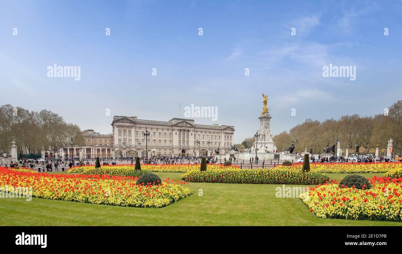 L'extérieur de Buckingham Palace à Londres, Angleterre montrant le palais principal, Victoria Memorial et des fleurs. Banque D'Images