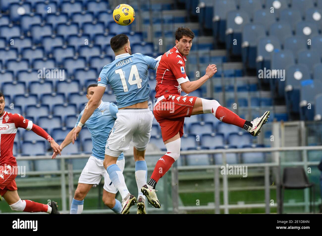 Rome, Italie. 6 janvier 2021. ROME, ITALIE - janvier 6 : Wesley Hoedt (L) de SS Lazio en action contre Dusan Vlahovic (R) de ACF Fiorentina pendant la série UN match de football entre SS Lazio et ACF Fiorentina Stadio Olimpico le 6 janvier 2021 à Rome, Italie/LiveMedia crédit: Claudio Pasquazi/LPS/ZUMA Live News Banque D'Images