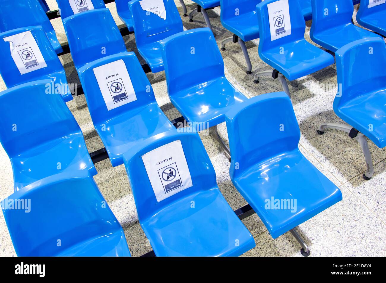 Un siège vide dans la zone publique avec un avertissement pour garder la distance sociale pendant la pandémie du coronavirus, de près. Banque D'Images