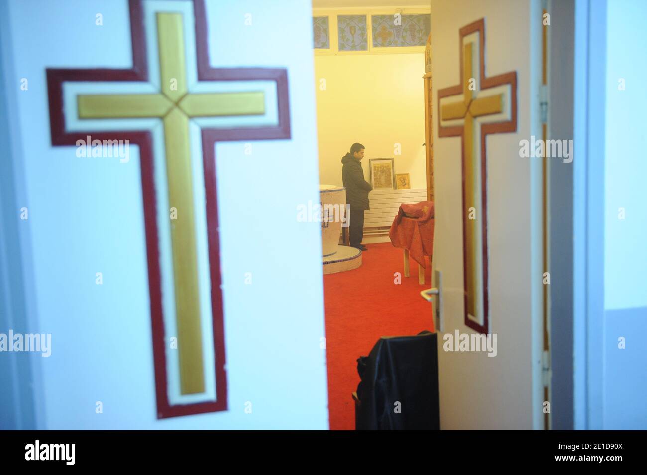 Prêtres coptes photographiés à l'église Sainte Marie Saint Marc de Chatenay-Malabry, au sud de Paris, en France, le 6 janvier 2011 la veille de Noël. Photo de Mousse/ABACAPRESS.COM Banque D'Images