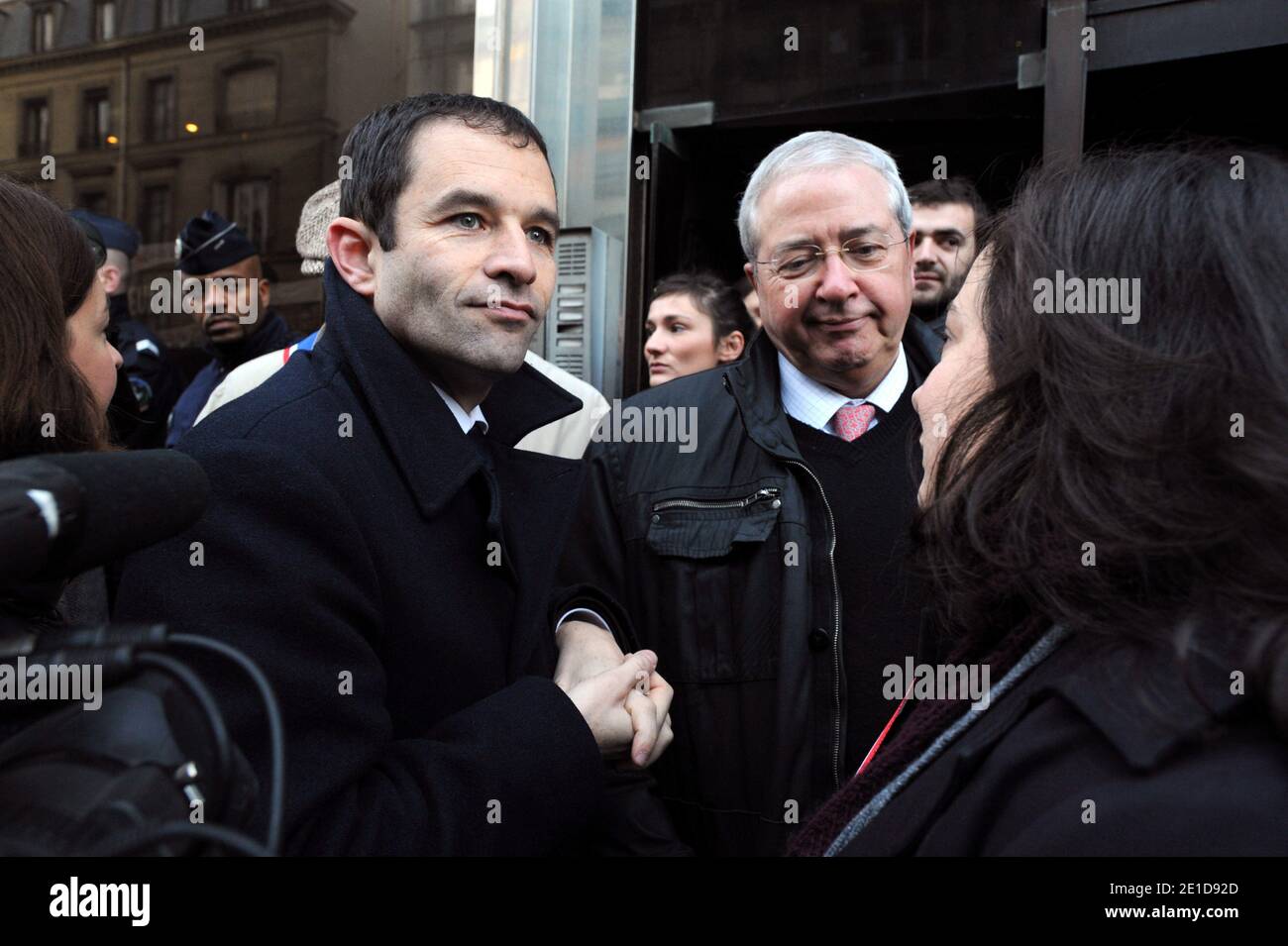 Benoit Hamon, porte-parole du Parti socialiste et Jean-Paul Huchon, président socialiste du conseil régional d'Ile-de-France ont vénus soutenir le collectif Jeudi Noir qui occupe un immeuble au 22 avenue Matignon locataire a AXA a Paris, France le 10 janvier 2011. Photo Pierre Meunière/ABACAPRESS.COM Banque D'Images