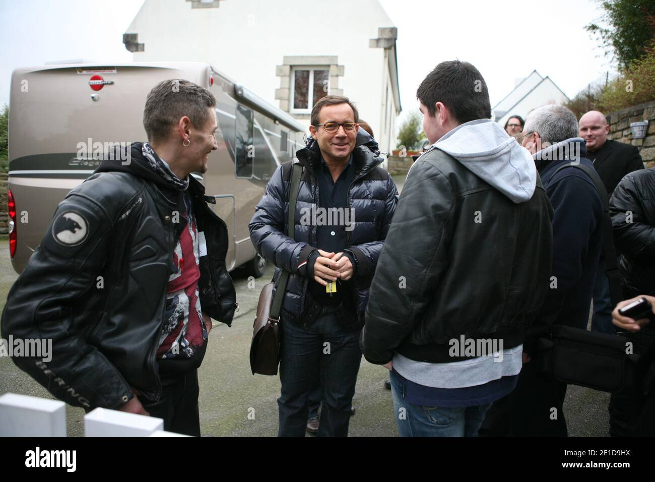Jean Luc Delarue Camping Car Jean-Luc Delarue visite un groupe scolaire prive a Quimper, France, le 24  fevrier 2011, dans le cadre de son tour de France en camping-car, en  visiant un sensibilisateur les jeunes aux dangers