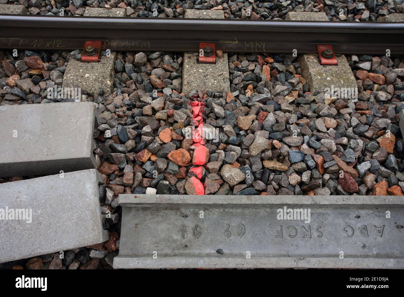 La ligne SNCF entre Chambéry et Bourg Saint Maurice, France le 27 Fevrier 2011 a ete sabotée le 26 Fevrier. Des CABLES ont ete sectiones provocante des recartes de trois a cinq heures des 40000 voyages circulant samedi sur cette ligne. En 2010, la SNCF a enregistré un enregistrement des volumes de câbles de cuivre sur son reseau : cinquinte par jour, soit trois plus qu'en 2008. Sélectionnez les calculs de l'entreprise ferroviaire, 350 000 minutes de retard ont ainsi ete occasioners sur le trafic national. Photo Daniel Giry/ABACAPRESS.COM Banque D'Images