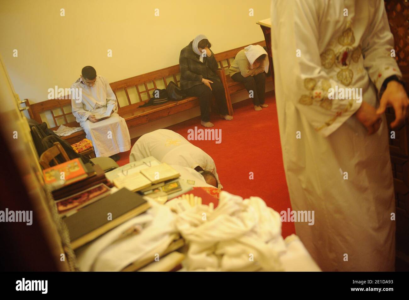 Prêtres coptes photographiés à l'église Sainte Marie Saint Marc de Chatenay-Malabry, au sud de Paris, en France, le 6 janvier 2011 la veille de Noël. Photo de Mousse/ABACAPRESS.COM Banque D'Images