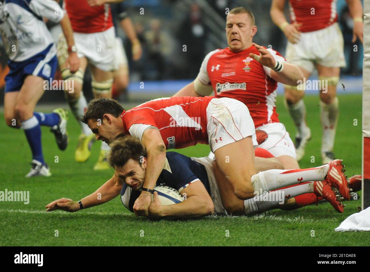 Vincent Clerc, de France, se coupe pour marquer la troisième épreuve de France lors du match du championnat RBS 6 Nations entre la France et le pays de Galles au Stade de France, à Saint Denis, France, le 19 mars 2011. La France a gagné 28-9. Photo de Christophe Guibbbaud/ABACAPRESS.COM Banque D'Images