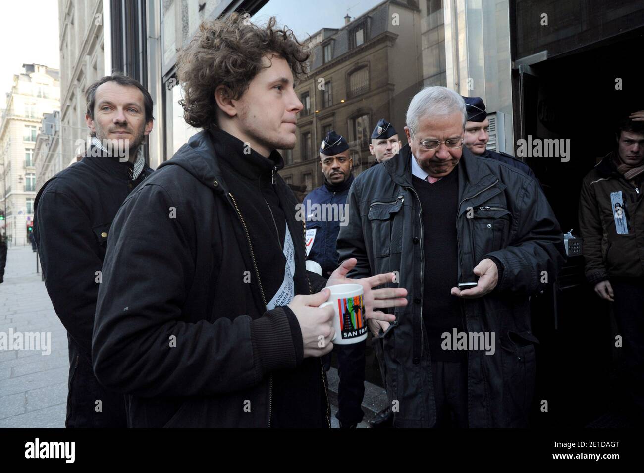 Jean-Paul Huchon, président social du conseil régional d'Ile-de-France venu soutenir le collectif Jeudi Noir et aux cotes d'un membre du collectif Julien Bayou, suspendu l'occupation par le collectif Jeudi Noir d'un immeuble au 22 avenue Matignon locataire a AXA a Paris, France le 10 janvier 2011. Photo Pierre Meunière/ABACAPRESS.COM Banque D'Images