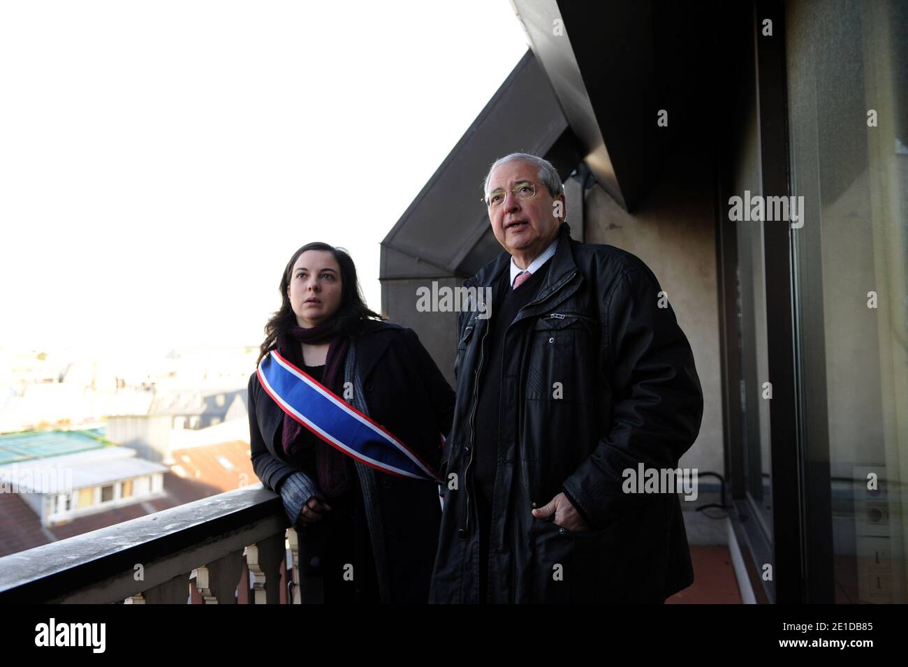 Emmanuelle Cosse, vice-présidente du Conseil régional d'Ile-de-France, chargee du logement, et Jean-Paul Huchon, président socialiste du conseil régional d'Ile-de-France, soutenir le collectif Jeudi Noir qui PE un immeuble au 22 avenue Matignon locataire AXA le 10 janvier 2011. Photo Pierre Meunière/ABACAPRESS.COM Banque D'Images