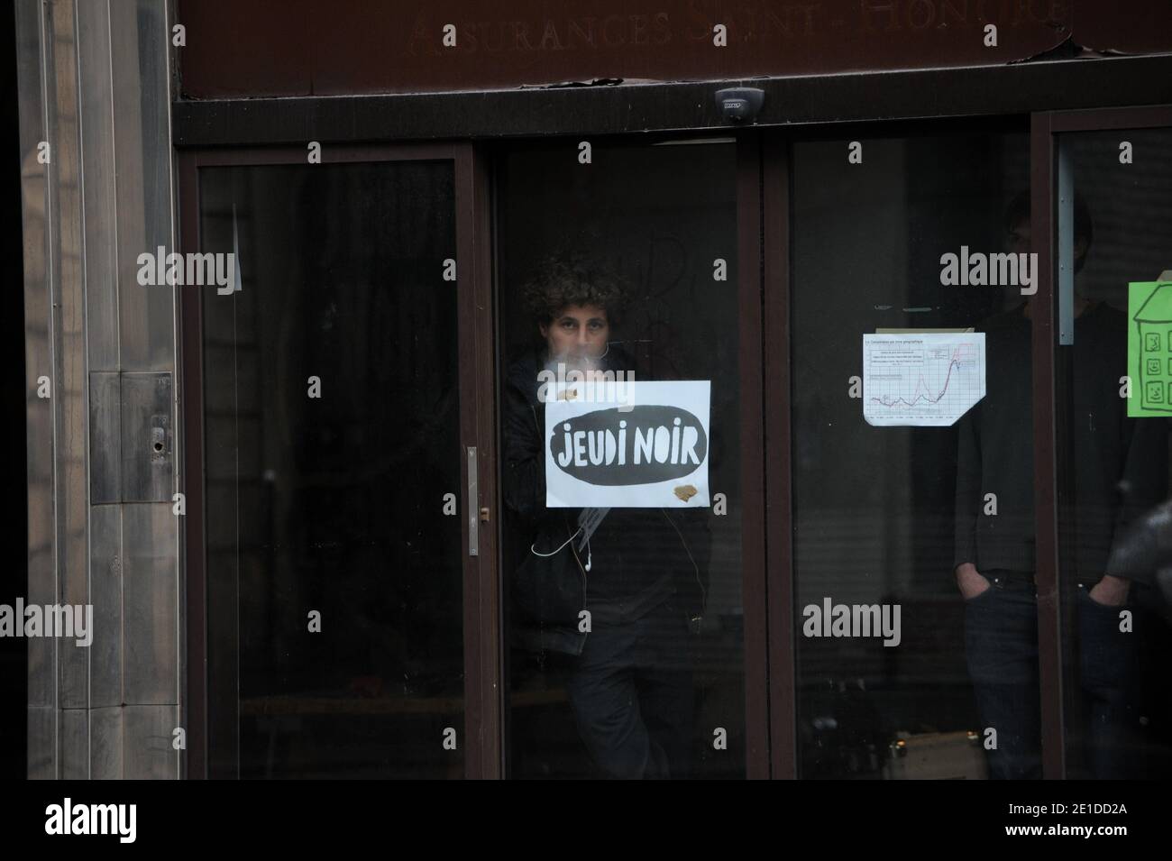 Julien Bayou, elu régional Europe Ecologie et membre du collectif Jeudi Noir, le collectif Jeudi qui occupe un immeuble au 22 avenue Matignon appartenant a AXA a Paris, France le 7 janvier 2011. Photo Pierre Meunière/ABACAPRESS.COM Banque D'Images