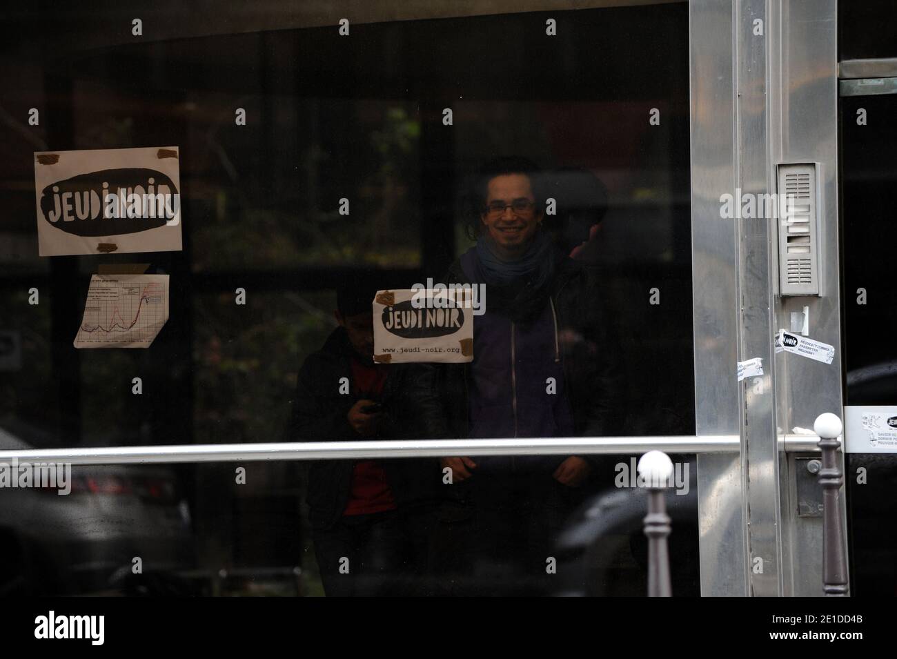 Le collectif Jeudi Noir occupant un immeuble au 22 avenue Matignon appartenant a AXA a Paris, France le 7 janvier 2011. Photo Pierre Meunière/ABACAPRESS.COM Banque D'Images