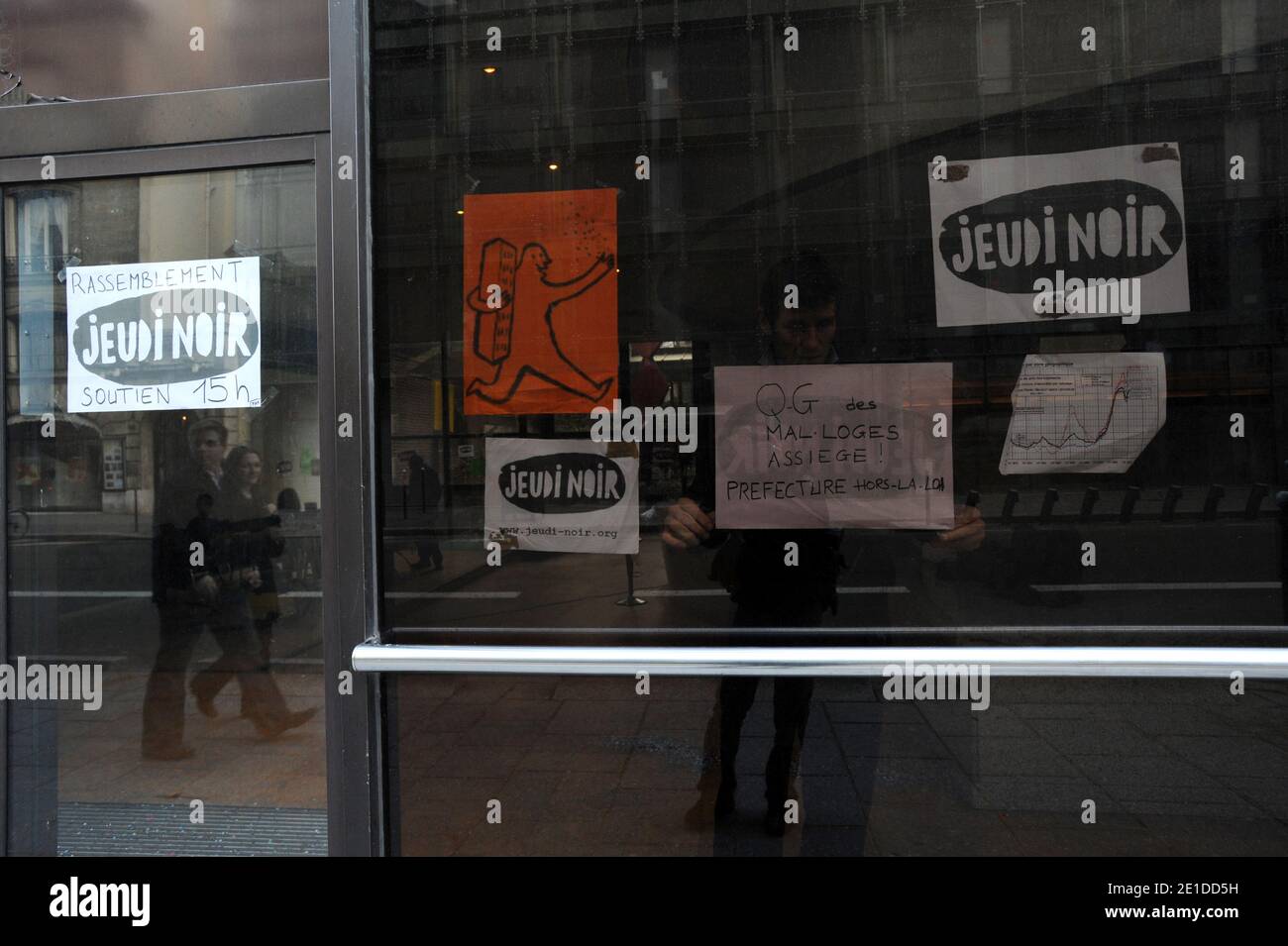 Le collectif Jeudi Noir occupant un immeuble au 22 avenue Matignon appartenant a AXA a Paris, France le 8 janvier 2011. Photo Pierre Meunière/ABACAPRESS.COM Banque D'Images