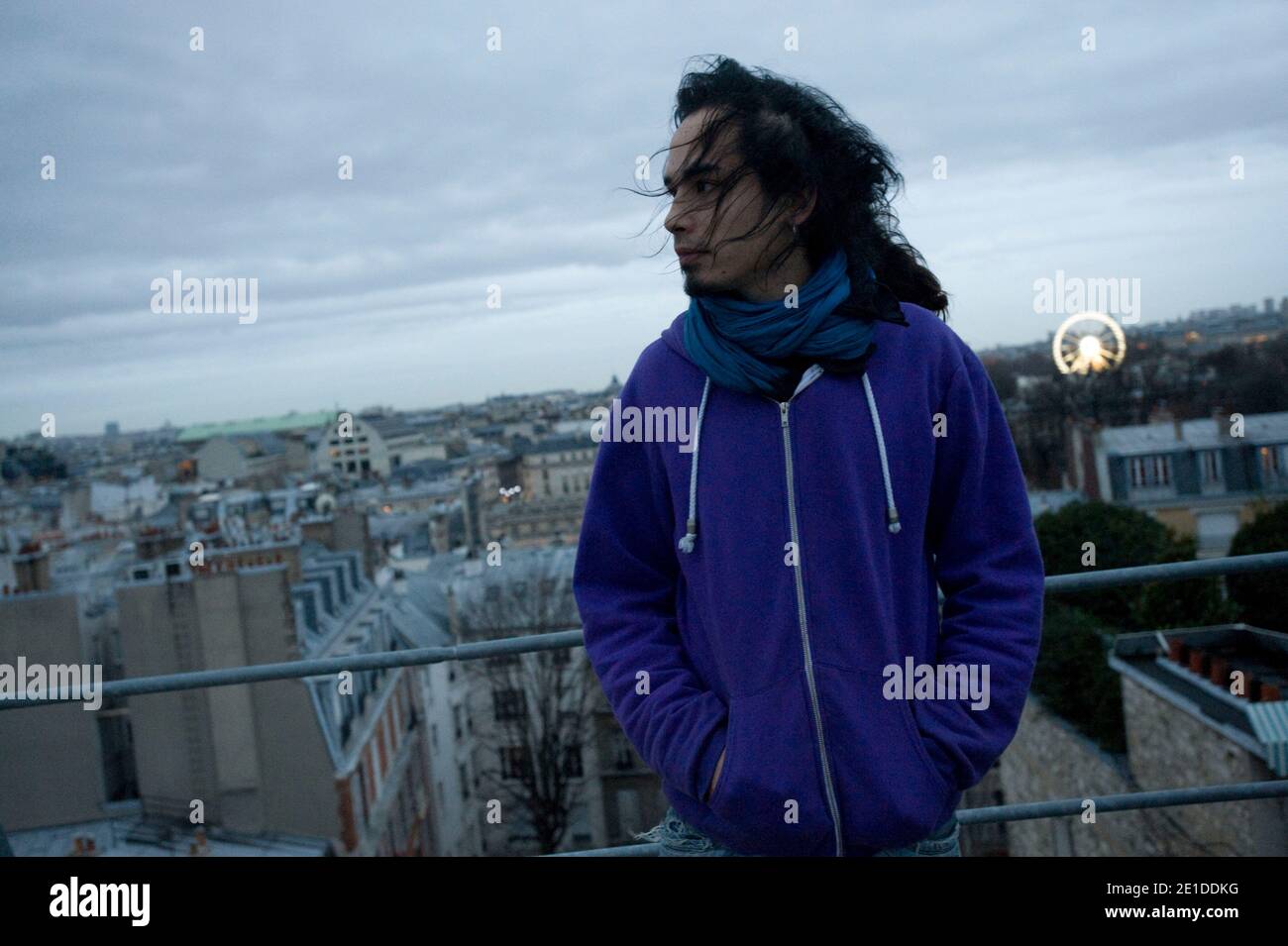 Membre de Jeudi Noir Jonathan a l'interieur de l'immeuble que le collectif Jeudi Noir occupant au 22 avenue Matignon appartenant a AXA a Paris, France le 8 janvier 2011. Photo Pierre Meunière/ABACAPRESS.COM Banque D'Images