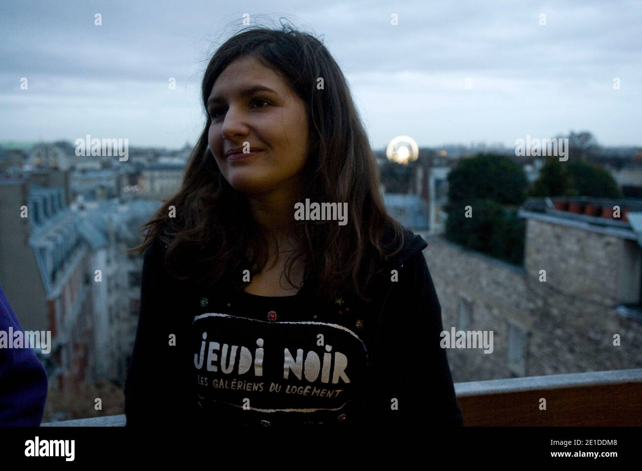 Membre de Jeudi Noir Ophelie a l'interieur de l'immeuble que le collectif Jeudi Noir occupant au 22 avenue Matignon appartenant a AXA a Paris, France le 8 janvier 2011. Photo Pierre Meunière/ABACAPRESS.COM Banque D'Images