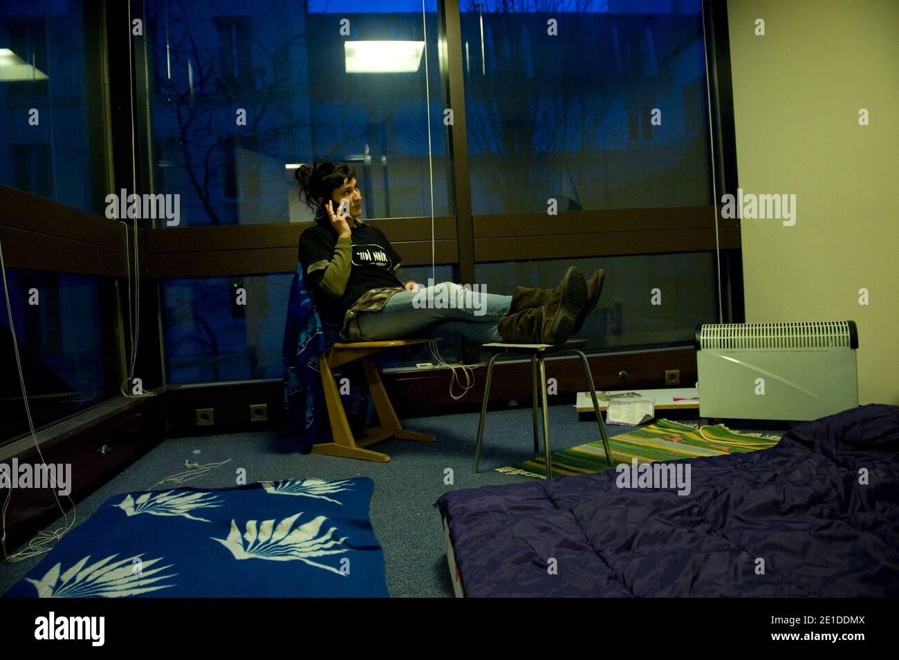 Membre de Jeudi Noir Elise a l'interieur de l'immeuble que le collectif Jeudi Noir occupant au 22 avenue Matignon appartenant a AXA a Paris, France le 8 janvier 2011. Photo Pierre Meunière/ABACAPRESS.COM Banque D'Images