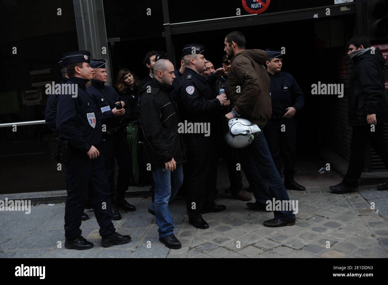 Augustin Legrand devant l'immeuble que le collectif Jeudi Noir occupant au 22 avenue Matignon appartenant a AXA a Paris, France le 8 janvier 2011. Photo Pierre Meunière/ABACAPRESS.COM Banque D'Images