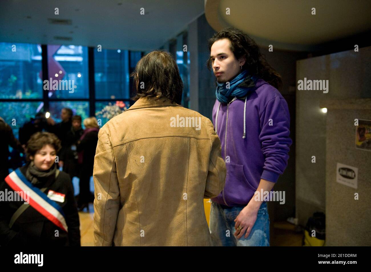 Membre de Jeudi Noir Jonathan a l'interieur de l'immeuble que le collectif Jeudi Noir occupant au 22 avenue Matignon appartenant a AXA a Paris, France le 8 janvier 2011. Photo Pierre Meunière/ABACAPRESS.COM Banque D'Images