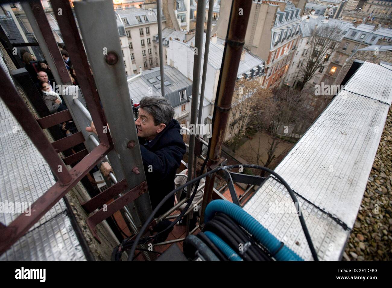 Le depute europeen et président du Parti de Gauche Jean-Luc Melenson est venu au sud le collectif Jeudi Noir qui occupe un immeuble au 22 avenue Matignon appartenant a AXA a Paris, France le 11 janvier 2011. Photo Pierre Meunière/ABACAPRESS.COM Banque D'Images