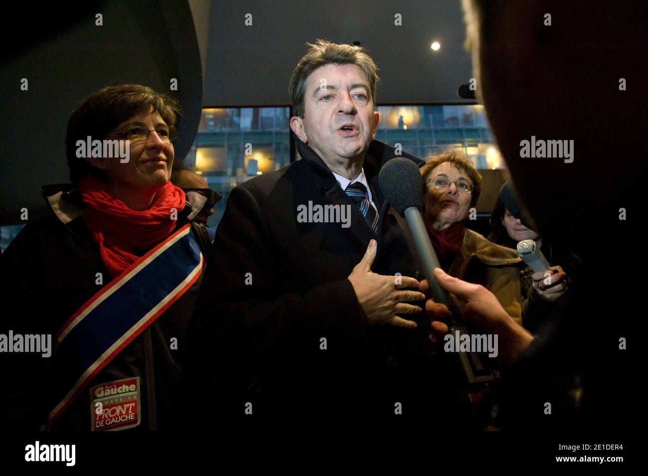 Le depute europeen et président du Parti de Gauche Jean-Luc Melenson est venu au sud le collectif Jeudi Noir qui occupe un immeuble au 22 avenue Matignon appartenant a AXA a Paris, France le 11 janvier 2011. Photo Pierre Meunière/ABACAPRESS.COM Banque D'Images