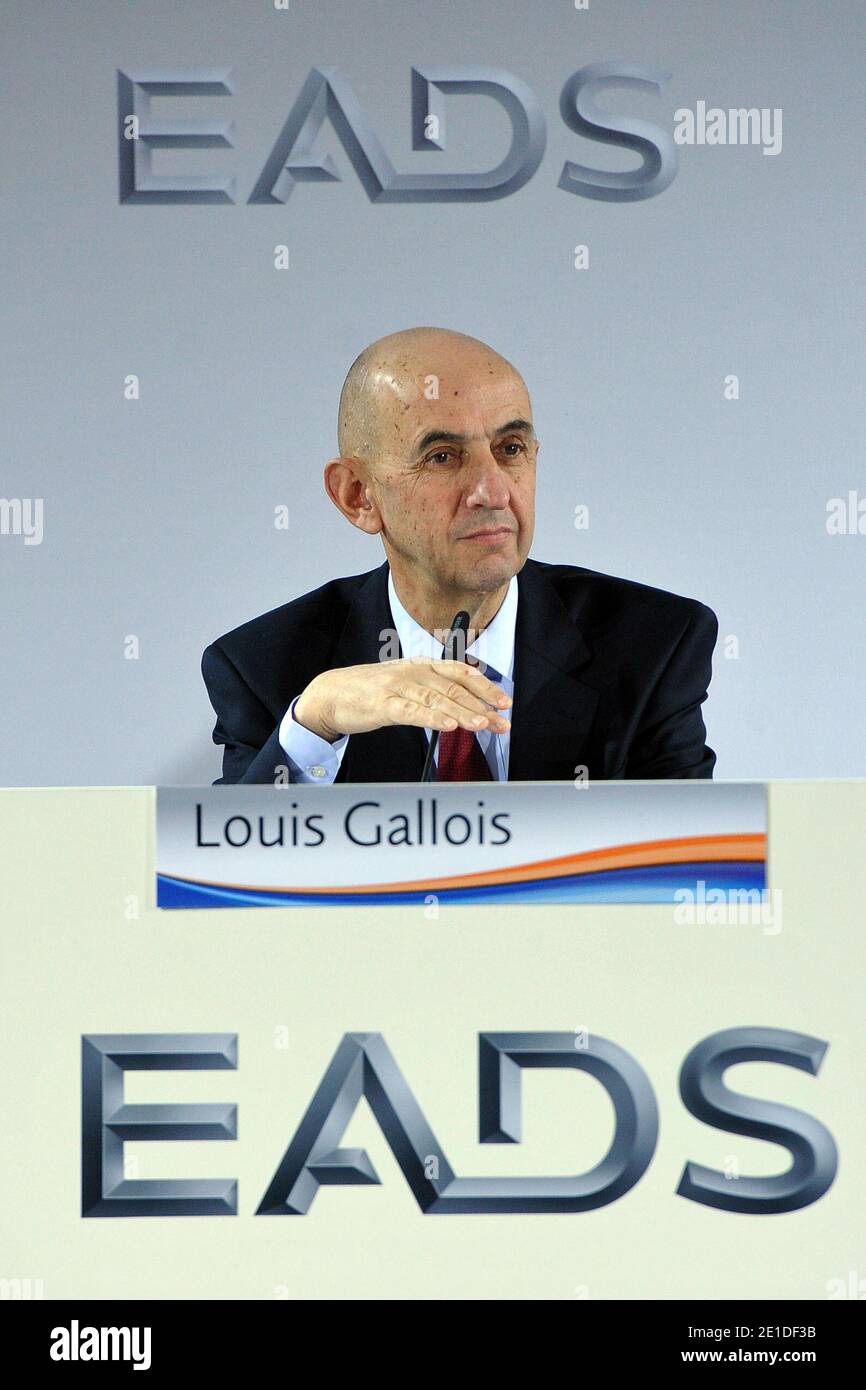 Louis Gallois, PDG d’EADS, donne une conférence de presse à Astrium, aux Mureaux, près de Paris, le 12 janvier 2011. Photo de Nicolas Gouhier/ABACAPRESS.COM Banque D'Images