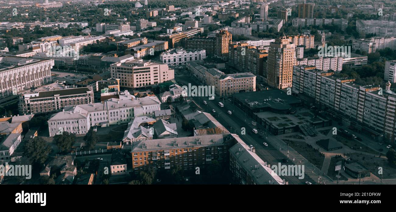 Vue aérienne de Tula City du centre-ville. Vue sur la ville sombre d'en haut, tons. Banque D'Images