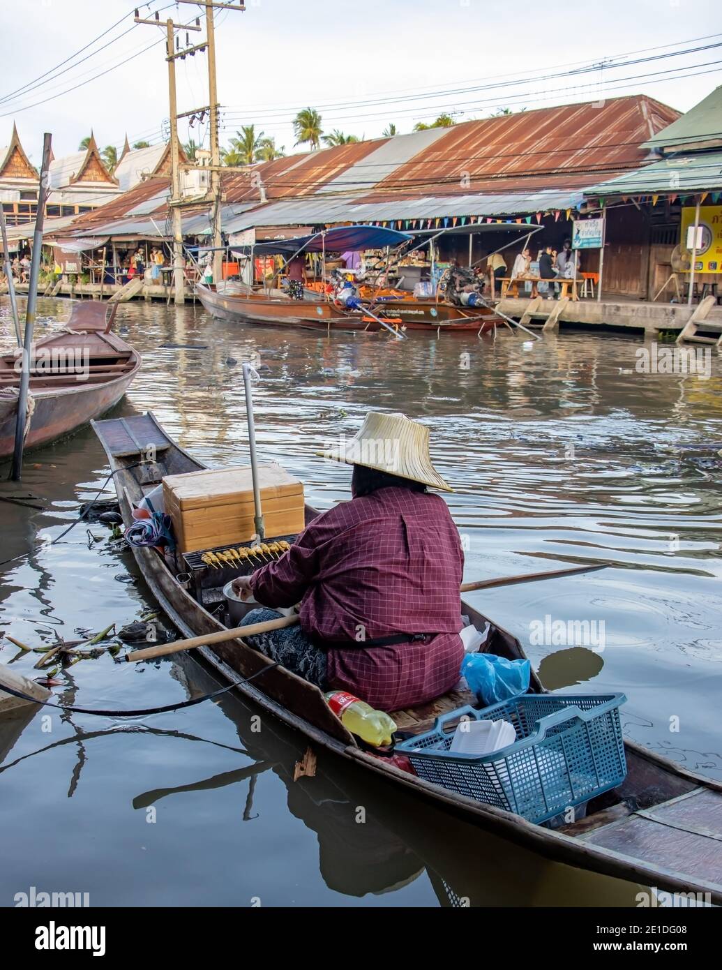 BANGKOK, THAÏLANDE, JUL 18 2020, le vendeur de nourriture sur bateau dans un canal d'eau, marché flottant Khlong Lat Mayom. Banque D'Images