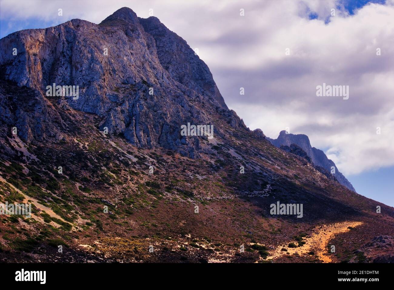 Crète ou Kreta, Grèce - terrain de montagne rocheux sur une île de la lagune de Balos, péninsule de Gramvousa, municipalité de Kissamos, unité régionale de la Canée contre Banque D'Images