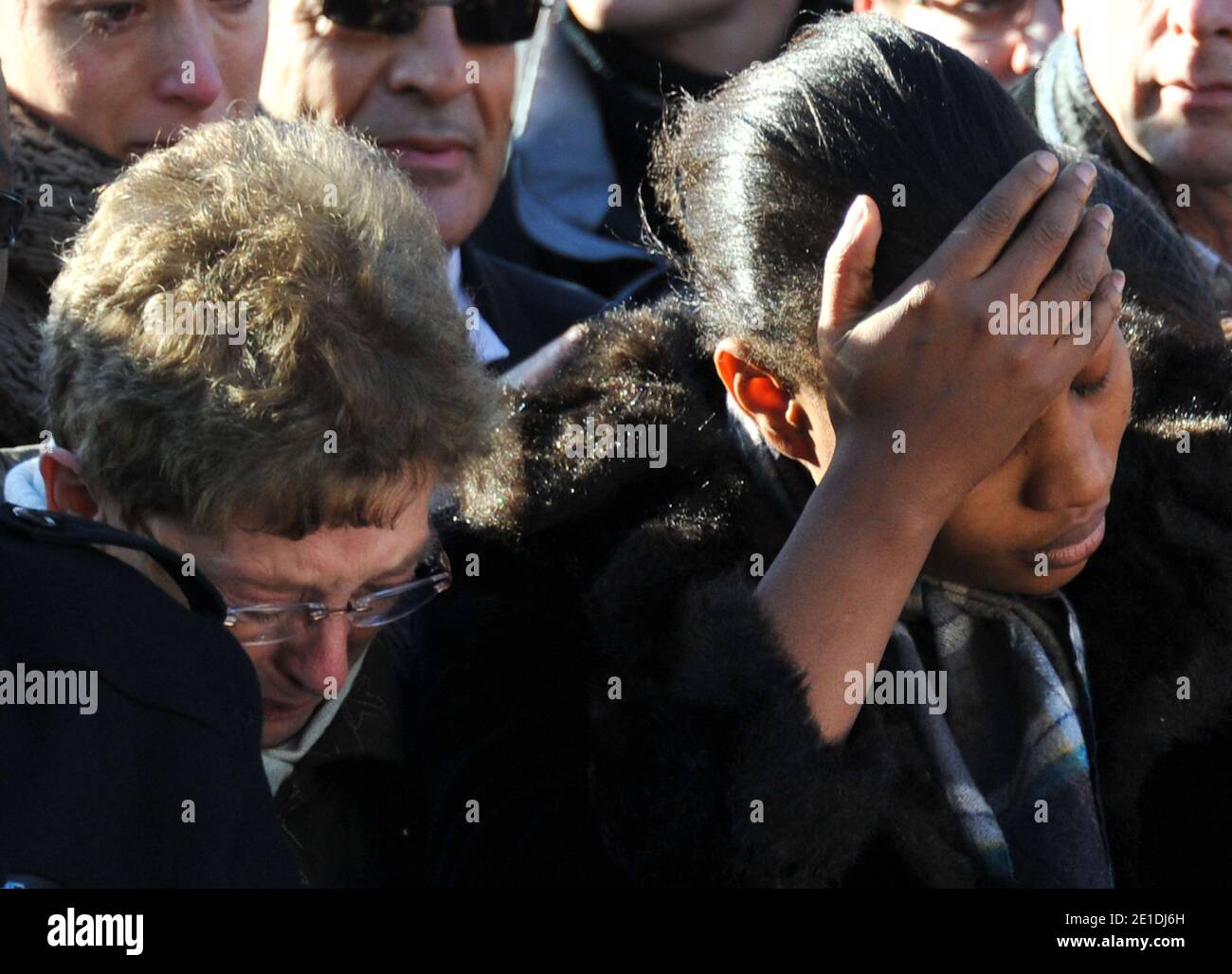 Rakia Kouka, Antoine de Leocour fiancee et Mme de leocour assistent à une cérémonie pour rendre hommage à Antoine de Leocour et Vincent Delory, tués la semaine dernière au Niger, le 15 janvier 2011. Photo de Christophe Guibbbaud/ABACAPRESS.COM Banque D'Images