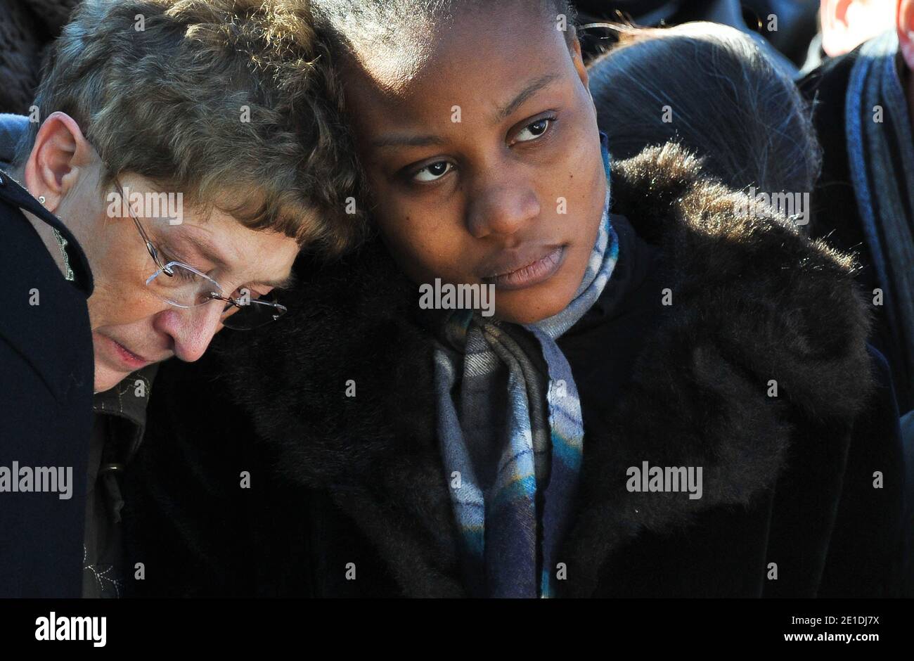 Les citoyens de la ville de Linselles, au nord de la France, rendent hommage à Antoine de Leocour et Vincent Delory, tués la semaine dernière au Niger, le 15 janvier 2011. Photo de Christophe Guibbbaud/ABACAPRESS.COM Banque D'Images