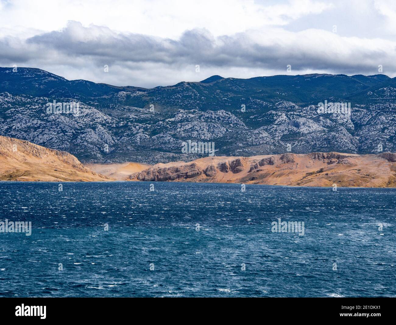 Côte montagneuse sur l'île de Pag en Croatie. Nuages, mer bleue. Île Lunar. Banque D'Images