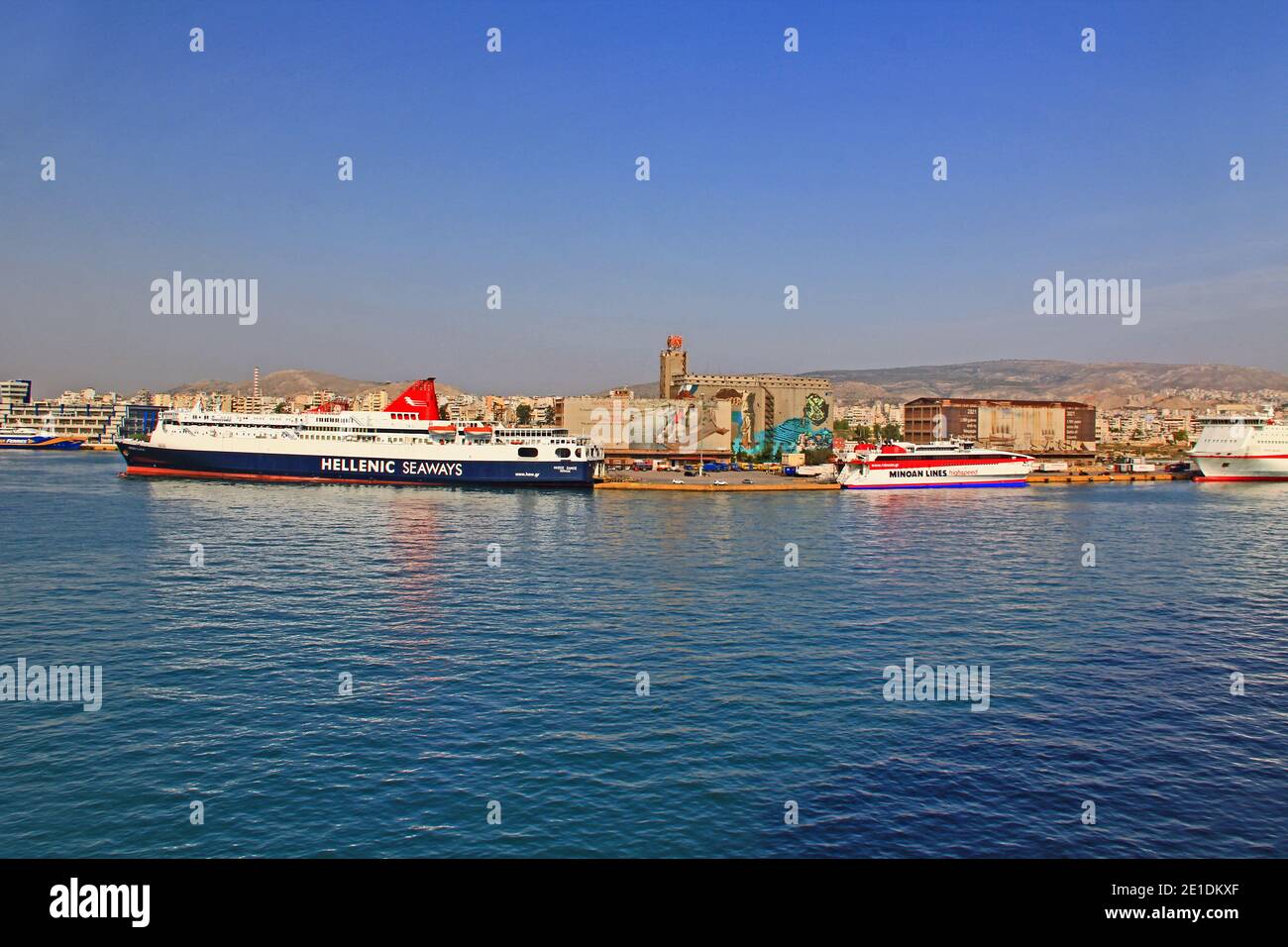 Port avec grands ferries à Pirée, Athènes, Grèce Banque D'Images