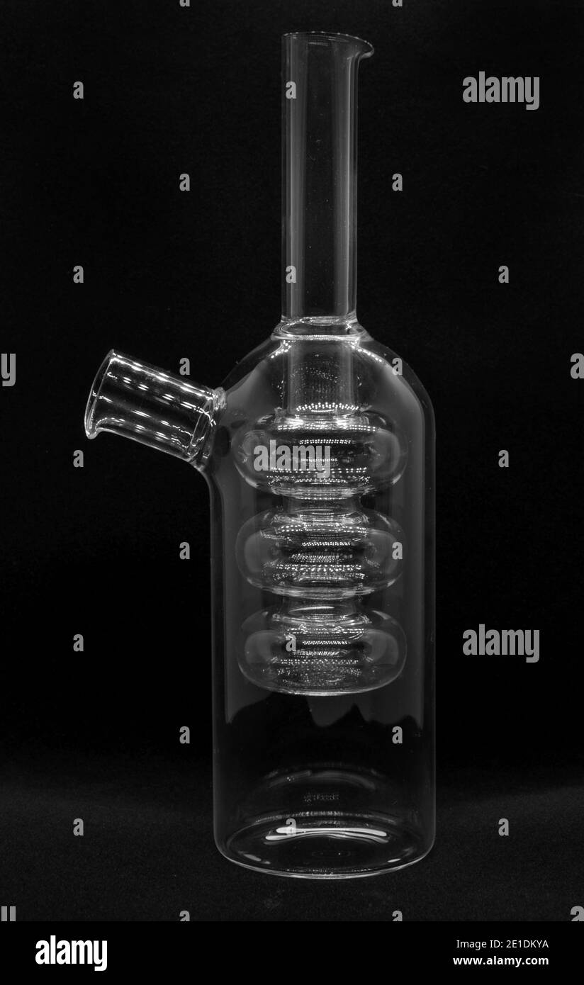 Isolé avec un flacon abstrait en verre transparent sur fond noir. Photo de haute qualité Banque D'Images