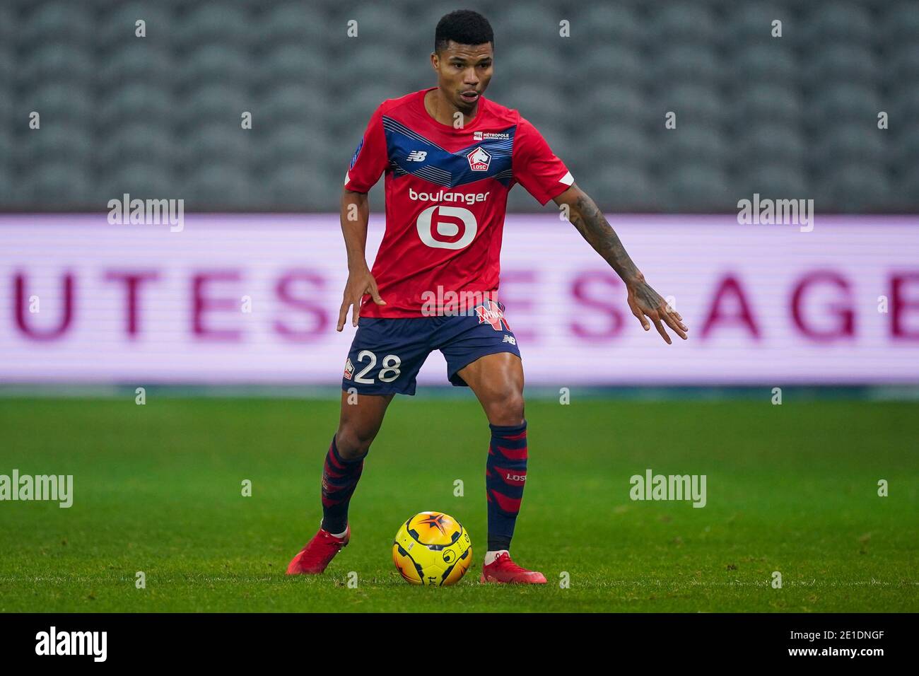 LILLE, FRANCE - JANVIER 6 : Reinildo de Lille OSC pendant le match de la Ligue 1 entre Lille OSC et Angers SCO au Stade Pierre Mauroy le 6 janvier 2021 à Lille, France (photo de Jeroen Meuwsen/BSR Agency/Alay Live News)*** Légende locale *** Reinildo Banque D'Images