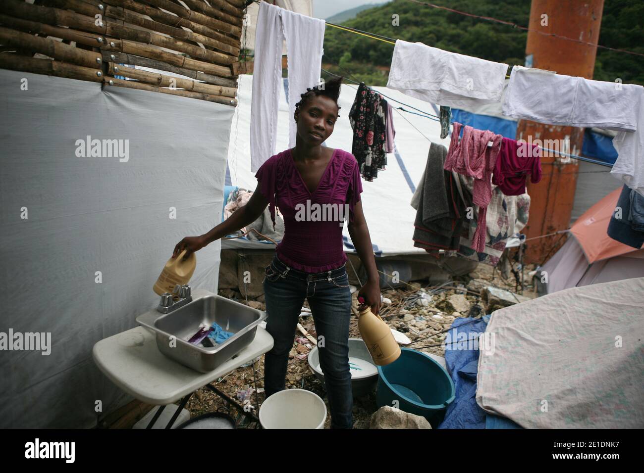 Johanna, 22 ans, a installé un salon de beauté dans le camp avec ses deux sœurs. Ils essaient de continuer avec cette nouvelle activité avec ce qu'ils ont trouvé. Dans ce lavabo, ils se lavent les cheveux des clients. Et ils essaient d'aider leurs amis à rester assez en dehors de la situation de désespoir dans les camps. Port-au-Prince, Haïti le 19 décembre 2010. Photo par Axelle de russe/ABACAPRESS.COM Banque D'Images